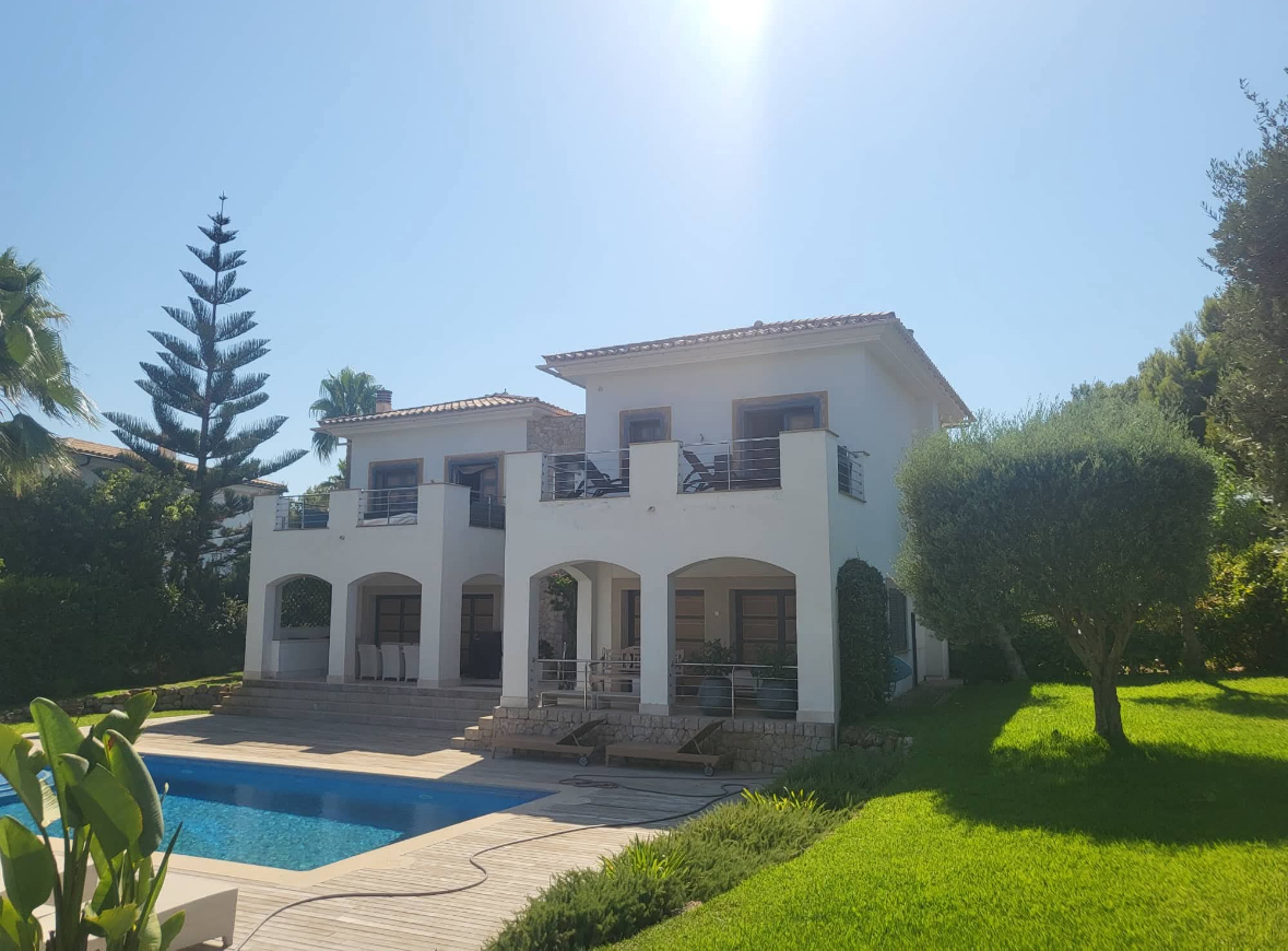 Sol de Mallorca, Espagne. Projet : Rénovation complète – intérieur et extérieur. Services : Gestion de projet, entreprise générale, installation électrique, rénovation de façade, peinture et contrôle qualité. MLC Byggkonsult, en collaboration avec son équipe, a réalisé l’ensemble des travaux de rénovation d’une villa exclusive à Sol de Mallorca. Le projet comprenait à la fois les travaux intérieurs et extérieurs – nouvel enduit et peinture de façade, peinture intérieure et installations électriques modernisées et sécurisées. Les travaux ont été exécutés avec un accent particulier sur la qualité, la sécurité et le design – de la planification à la livraison finale.