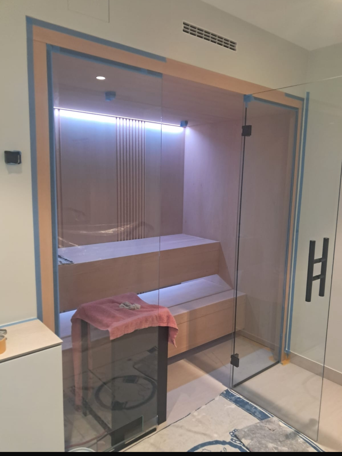 Rénovation d’un sauna – Santa Ponça Après qu’un précédent entrepreneur a utilisé des matériaux inadaptés et n’a pas traité le bois conformément aux normes, MLC a été mandatée pour restaurer le sauna. Nous avons refait la structure, sélectionné les bons matériaux et traité le bois de manière adéquate afin d’assurer durabilité, sécurité et la qualité attendue par le client. La photo montre le sauna lors de la phase finale de rénovation.